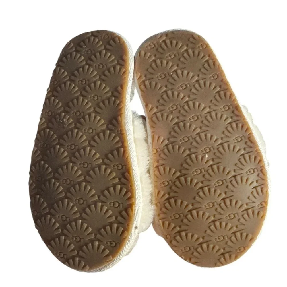 Ugg  Fluff Yeah Toddler size‎ Slippers With Logo Strap Beige Size 8